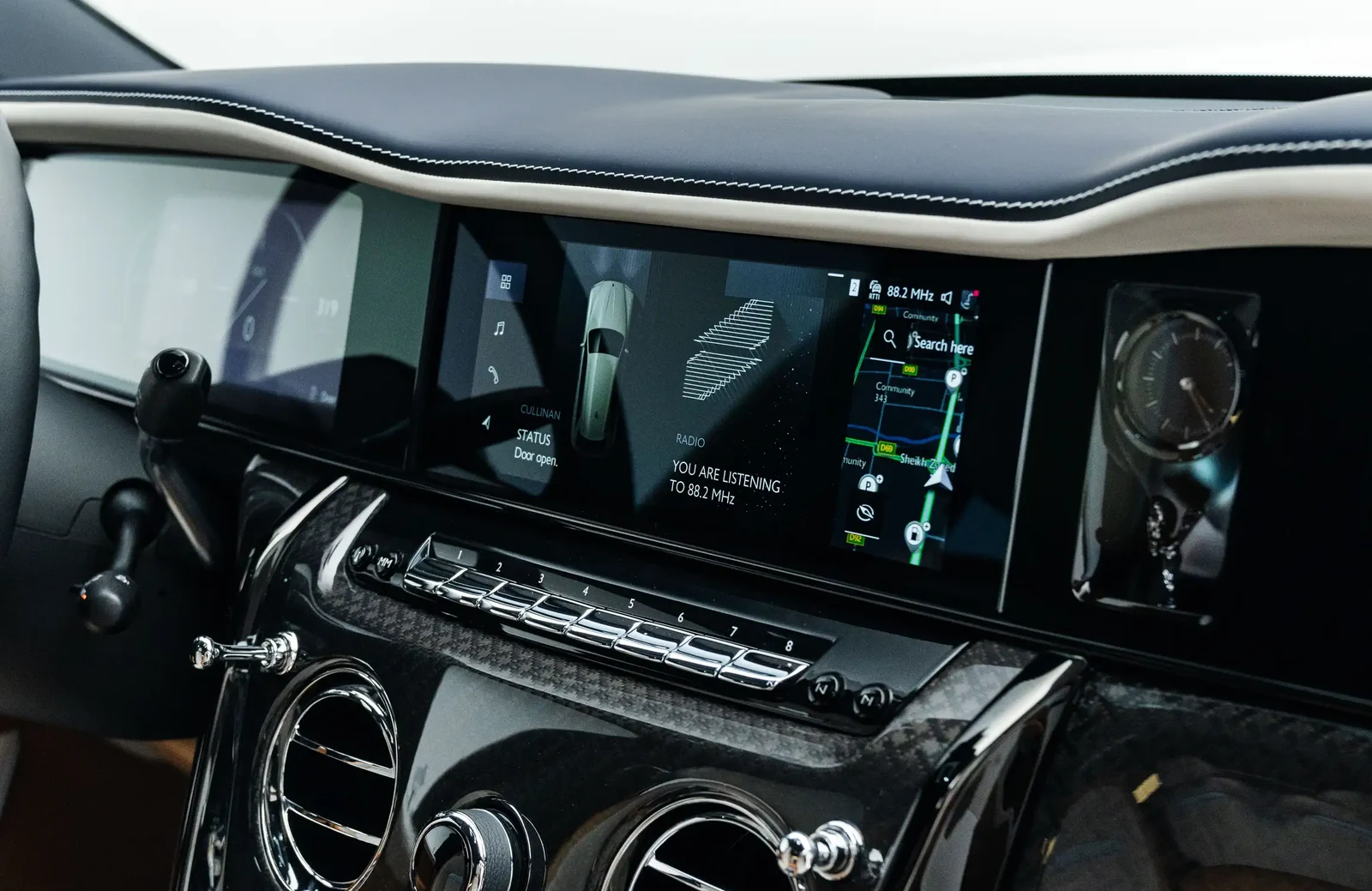 2025 Rolls-Royce Cullinan Black Badge Series II interior, Brown and White
