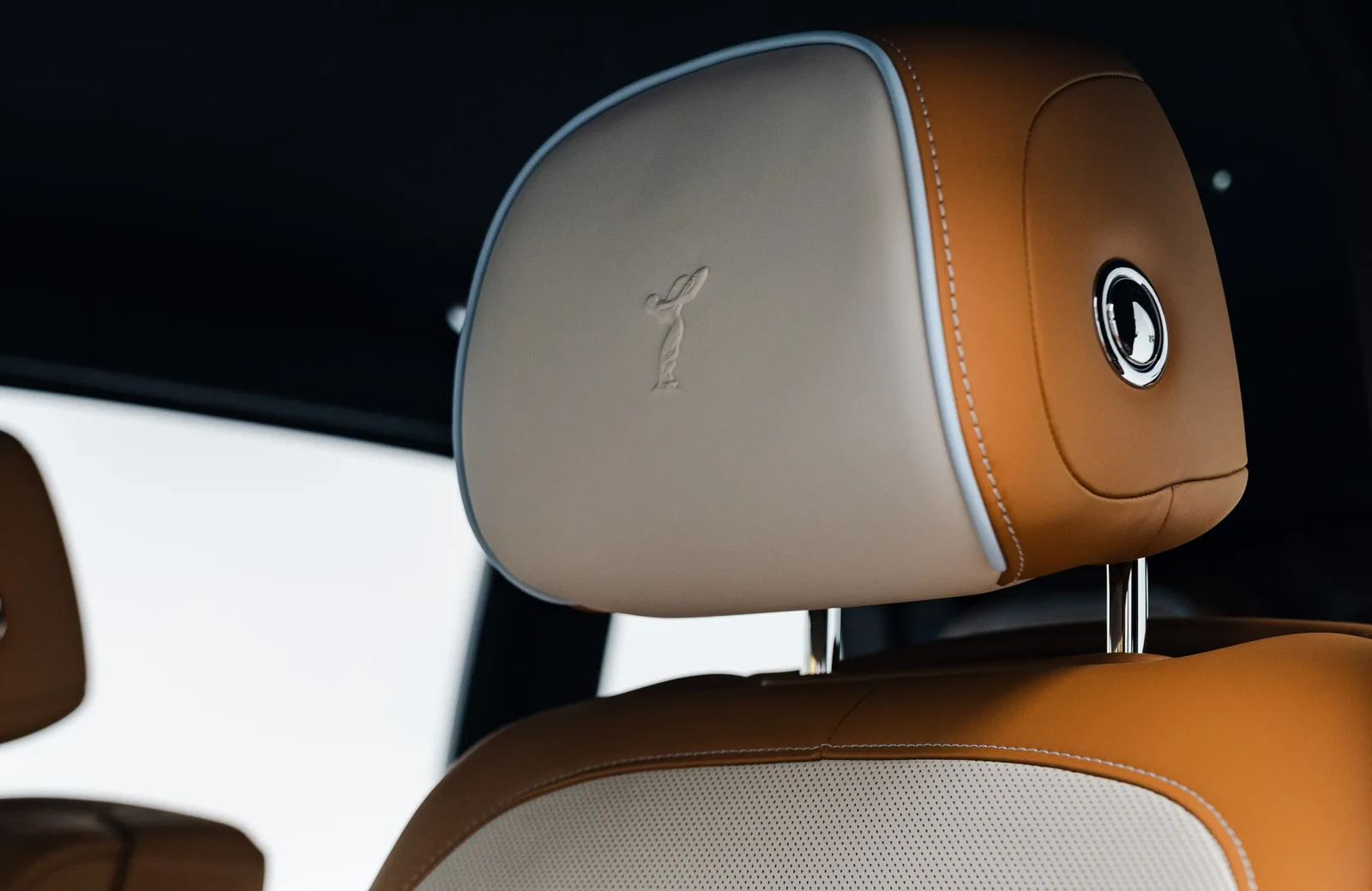 2025 Rolls-Royce Cullinan Black Badge Series II interior, Brown and White