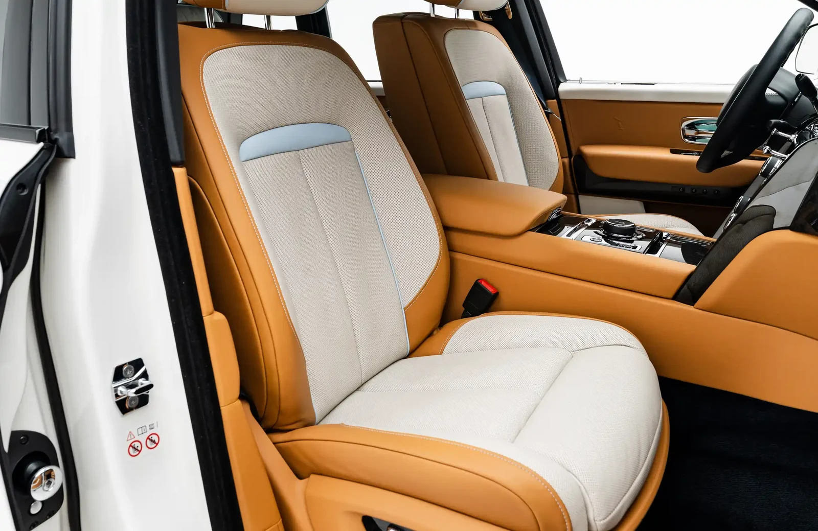 2025 Rolls-Royce Cullinan Black Badge Series II interior, seats, Brown and White