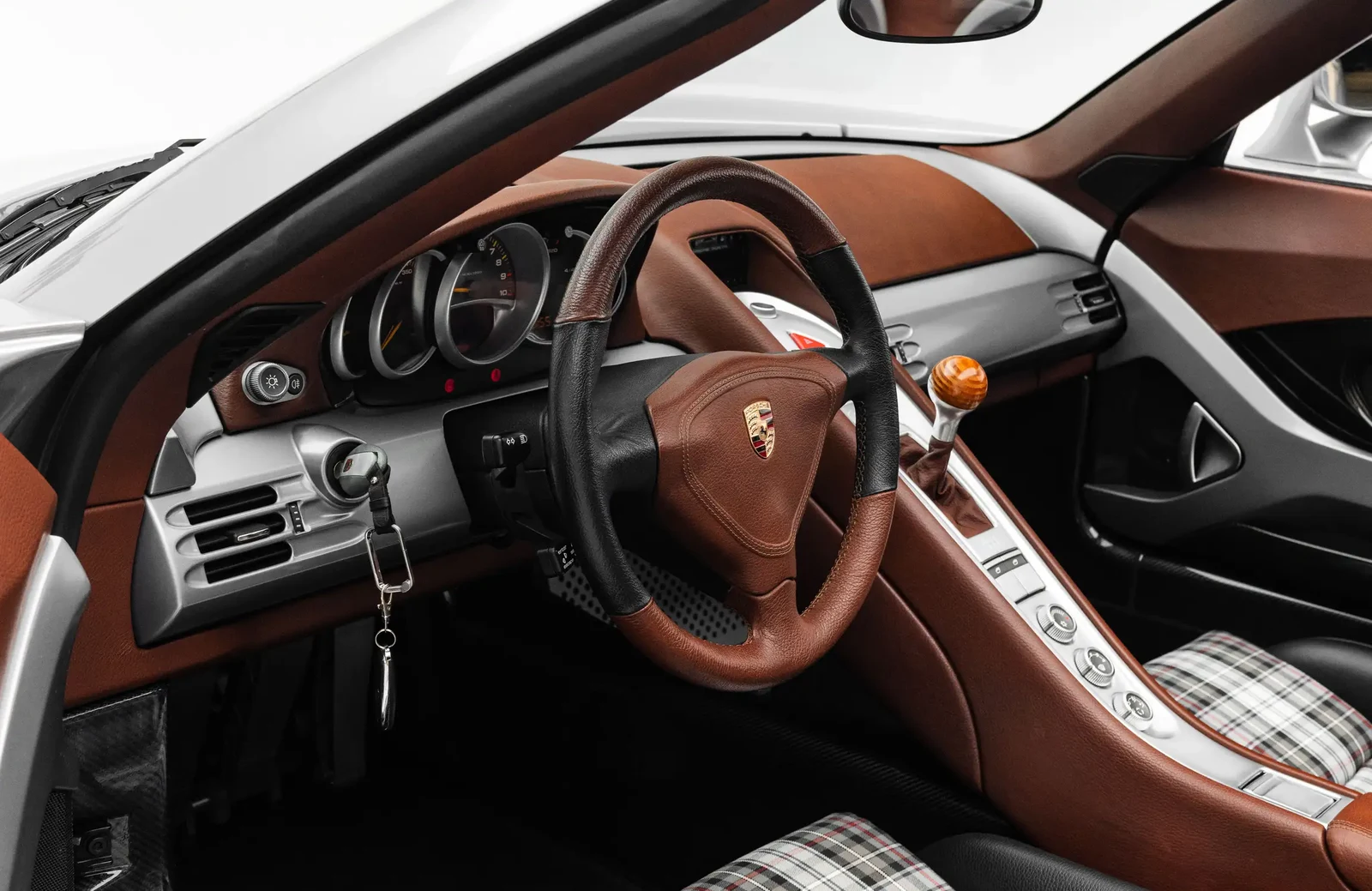 2006 Porsche Carrera GT interior, dashboard, Brown with plaid seat centres