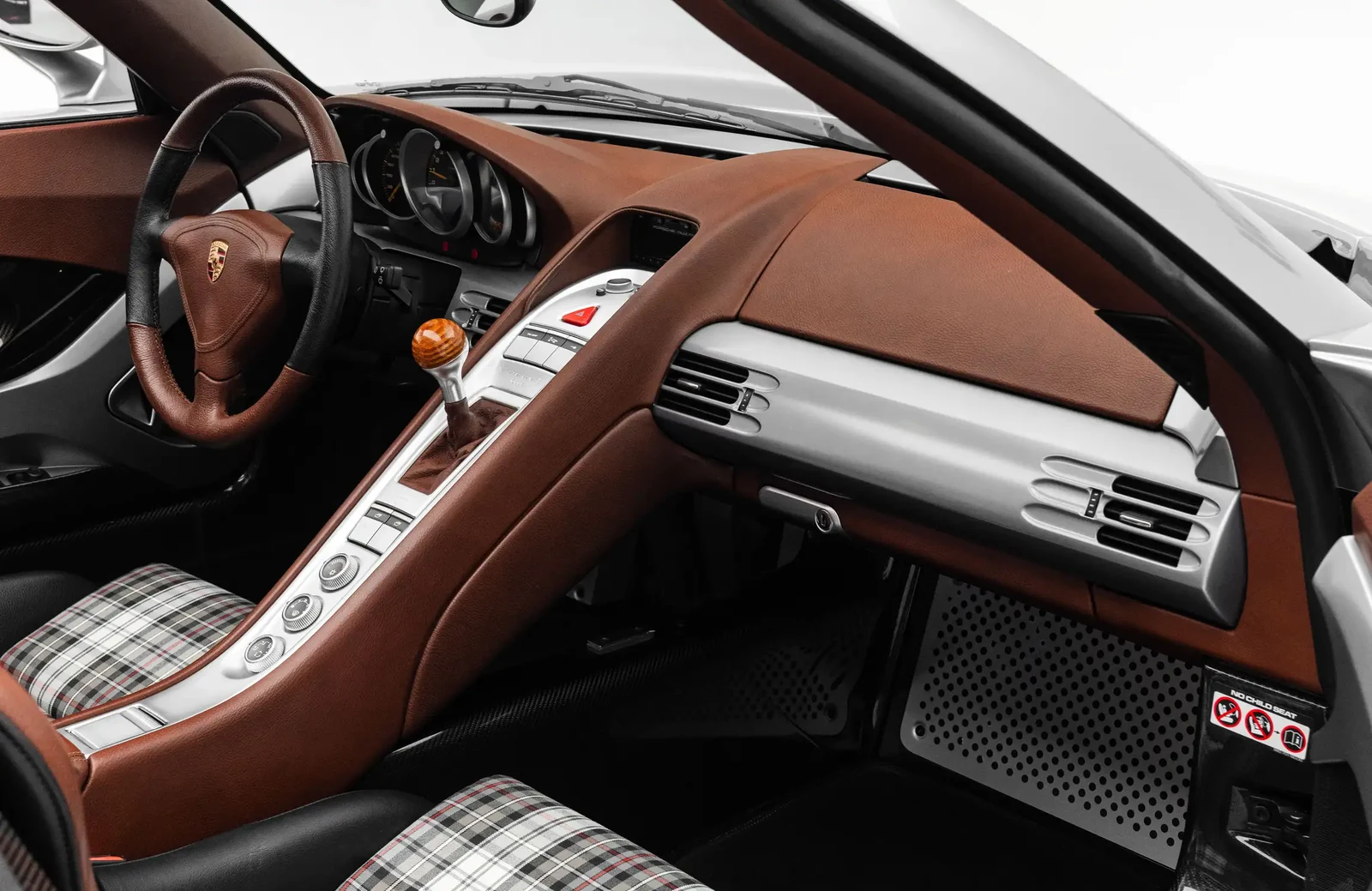 2006 Porsche Carrera GT interior, dashboard, Brown with plaid seat centres