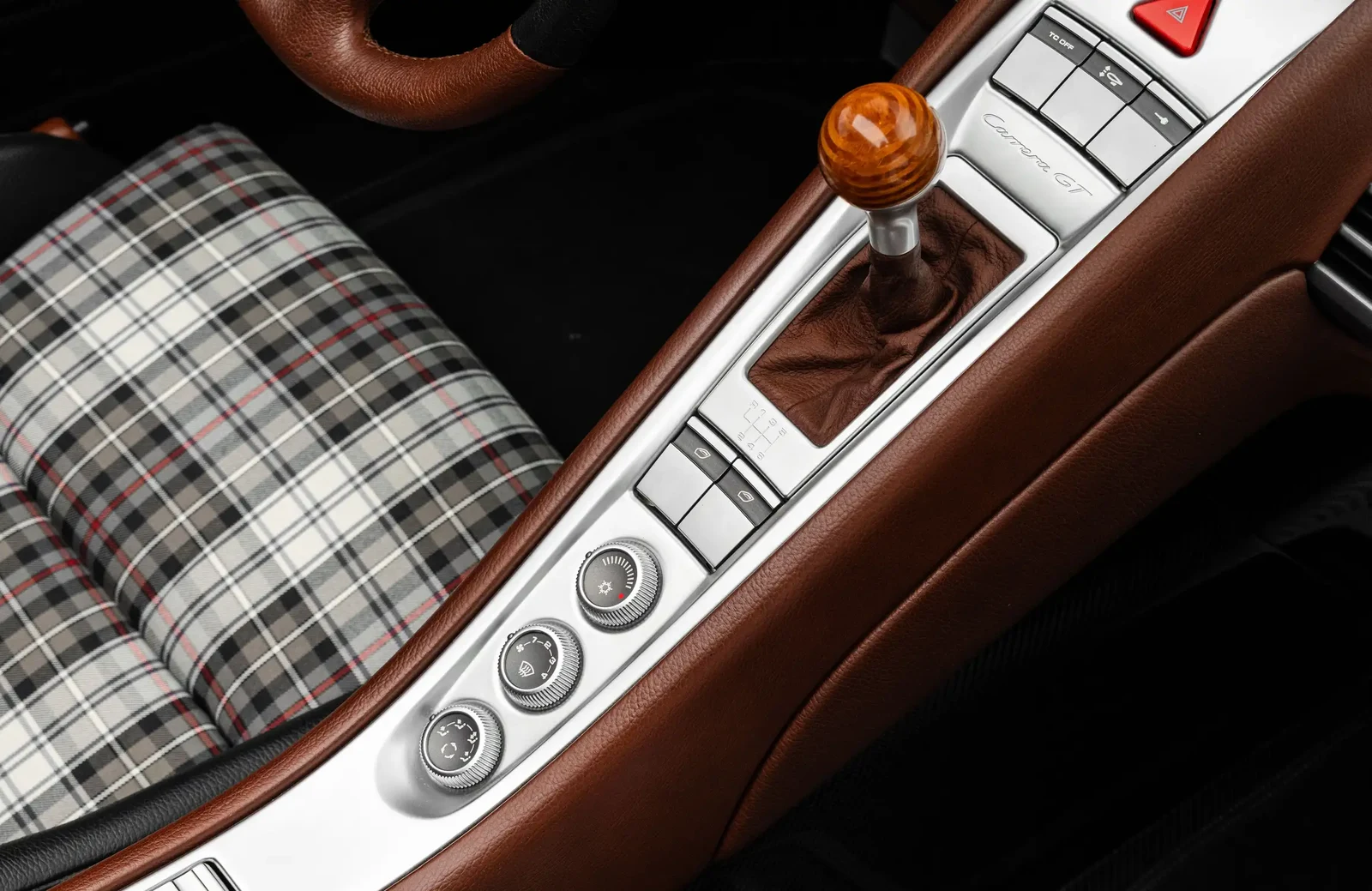 2006 Porsche Carrera GT interior, center console, Brown with plaid seat centres