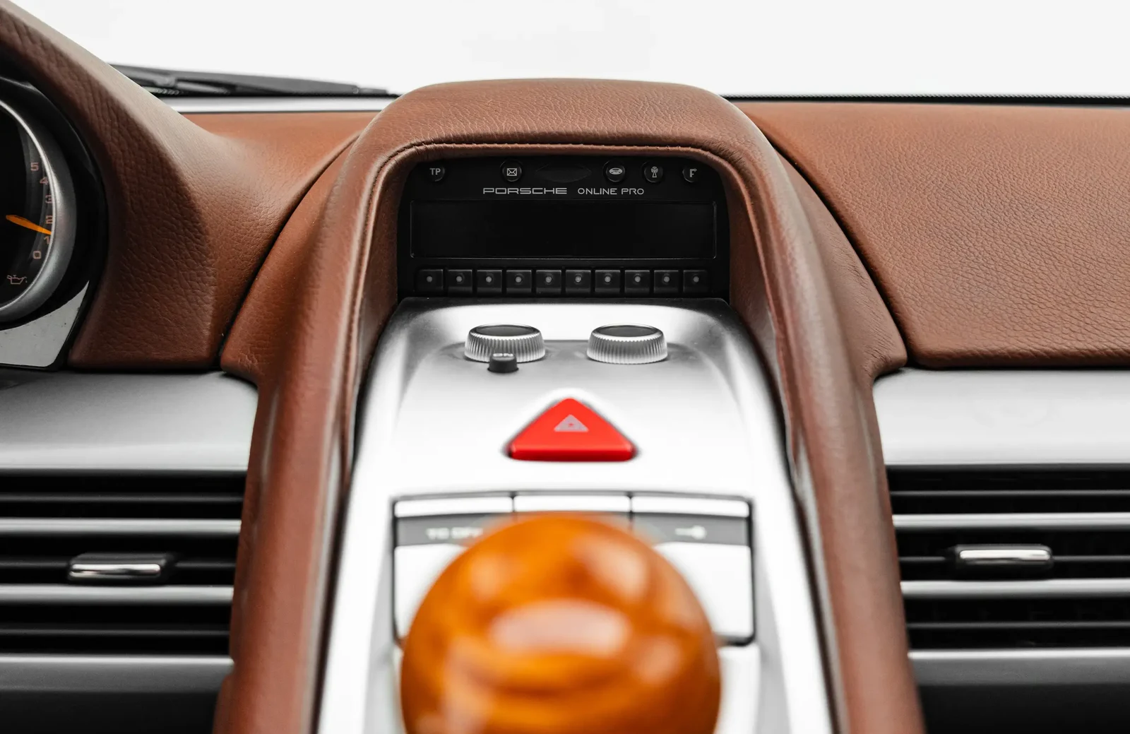 2006 Porsche Carrera GT interior, center console, Brown with plaid seat centres