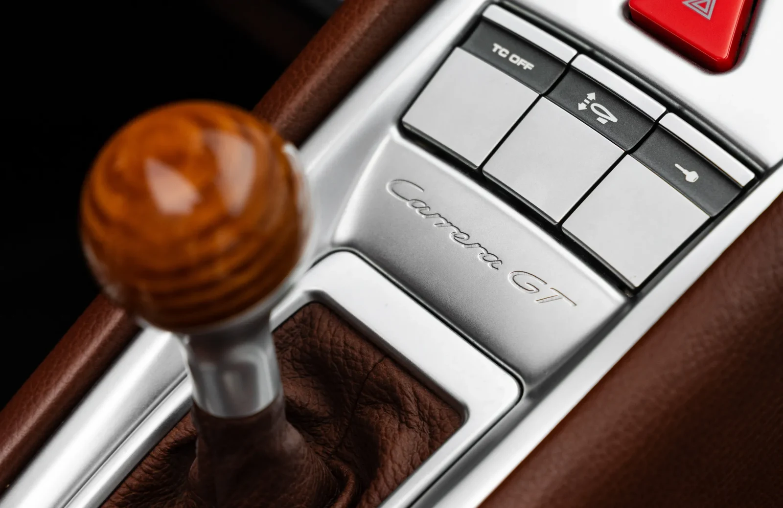 2006 Porsche Carrera GT interior, center console, Brown with plaid seat centres