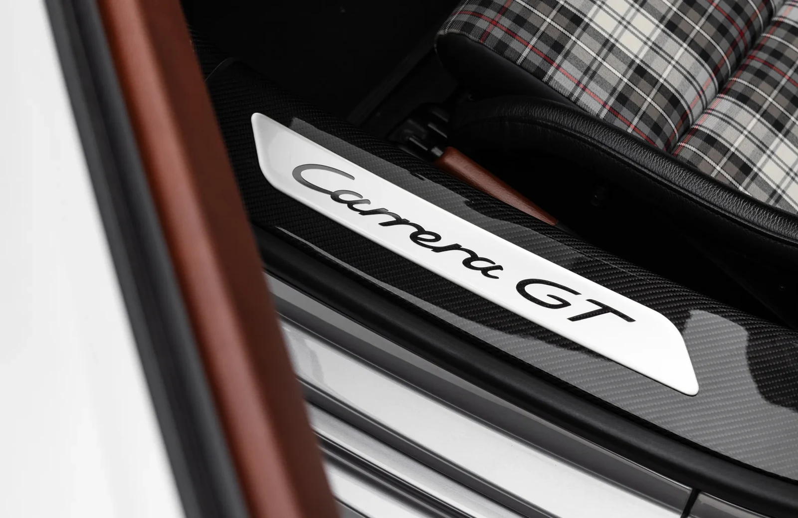 2006 Porsche Carrera GT interior, door sill, Brown with plaid seat centres