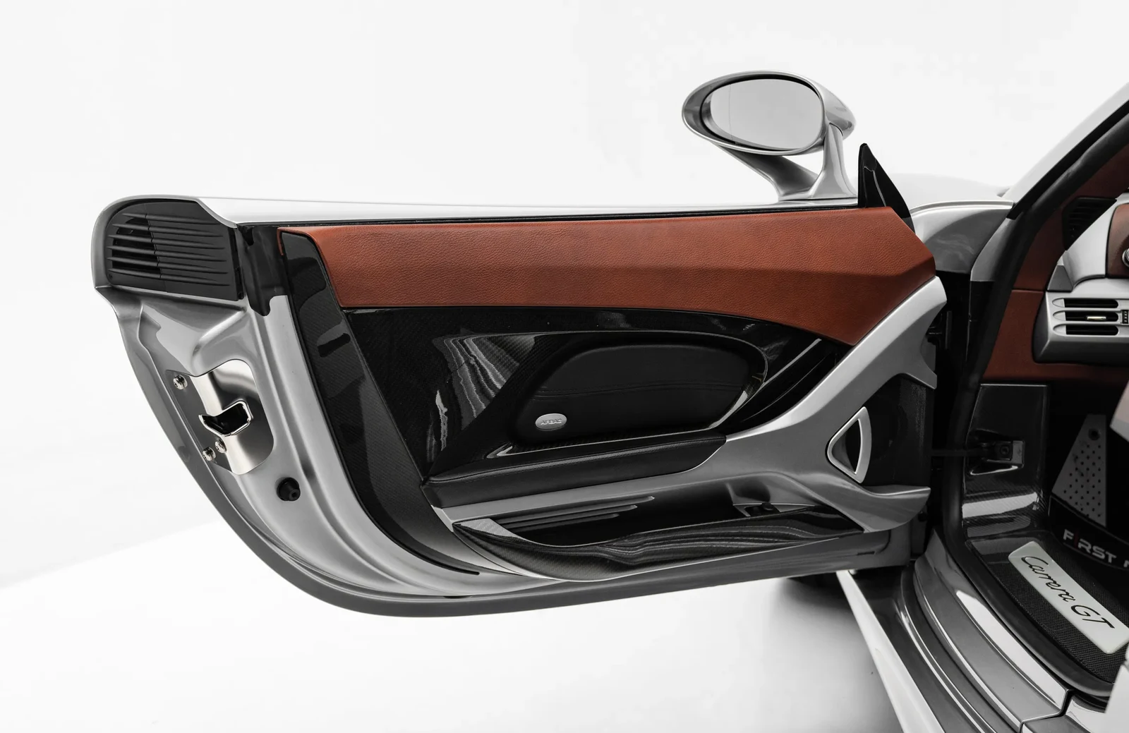 2006 Porsche Carrera GT interior, door panel, Brown with plaid seat centres