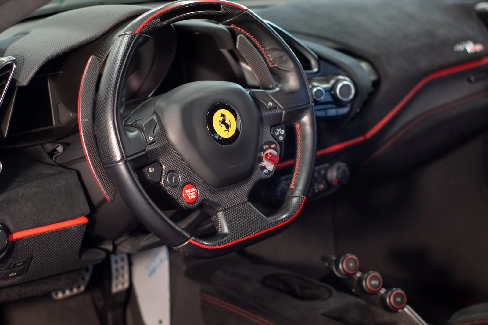 2020 Ferrari 488 Pista interior, Alcantara Nero