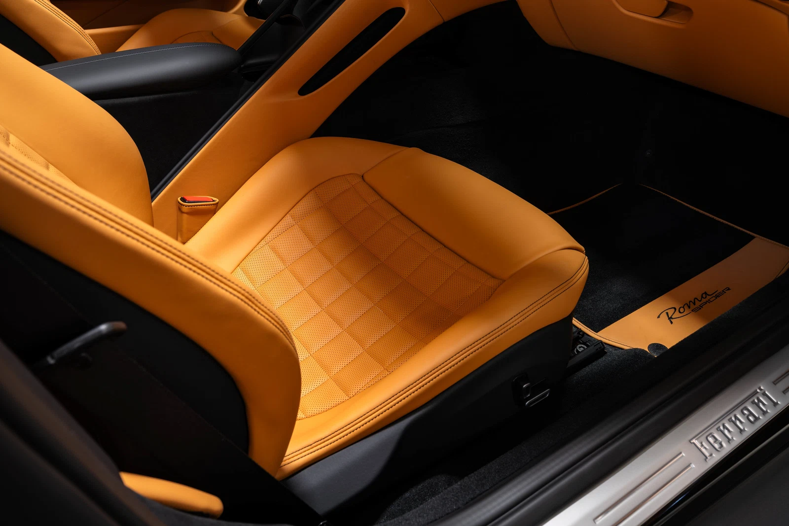 2026 Ferrari Roma Spider, 25/30