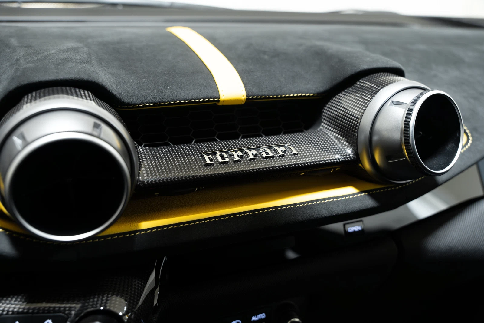 2022 Ferrari 812 Competizione, 17/25