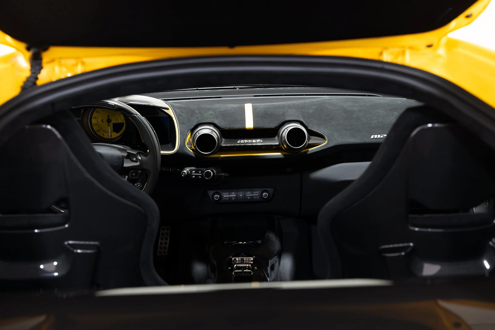 2022 Ferrari 812 Competizione, 24/25