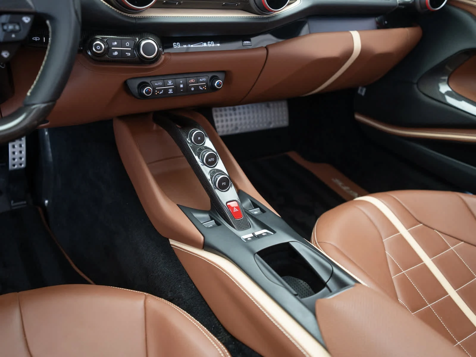 2022 Ferrari 812 GTS, 19/20