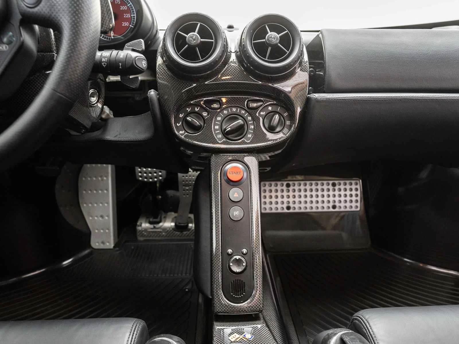 2004 Ferrari Enzo interior, Nero