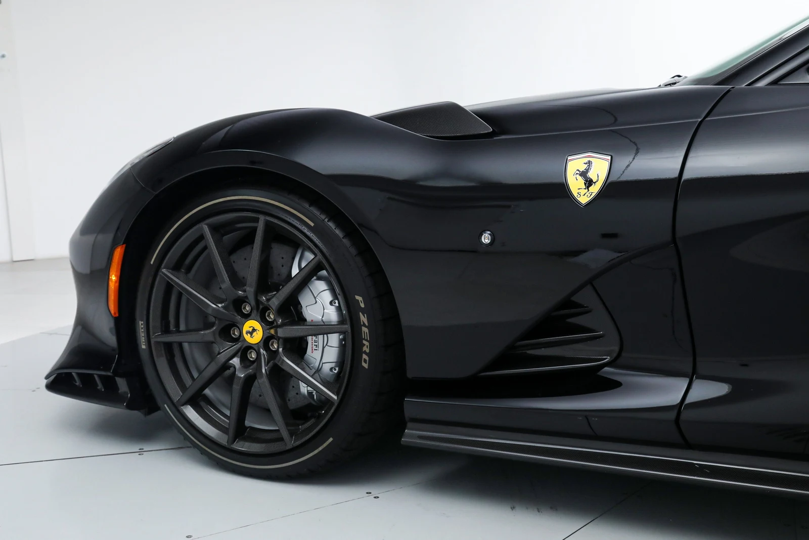 2022 Ferrari 812 Competizione, 17/20