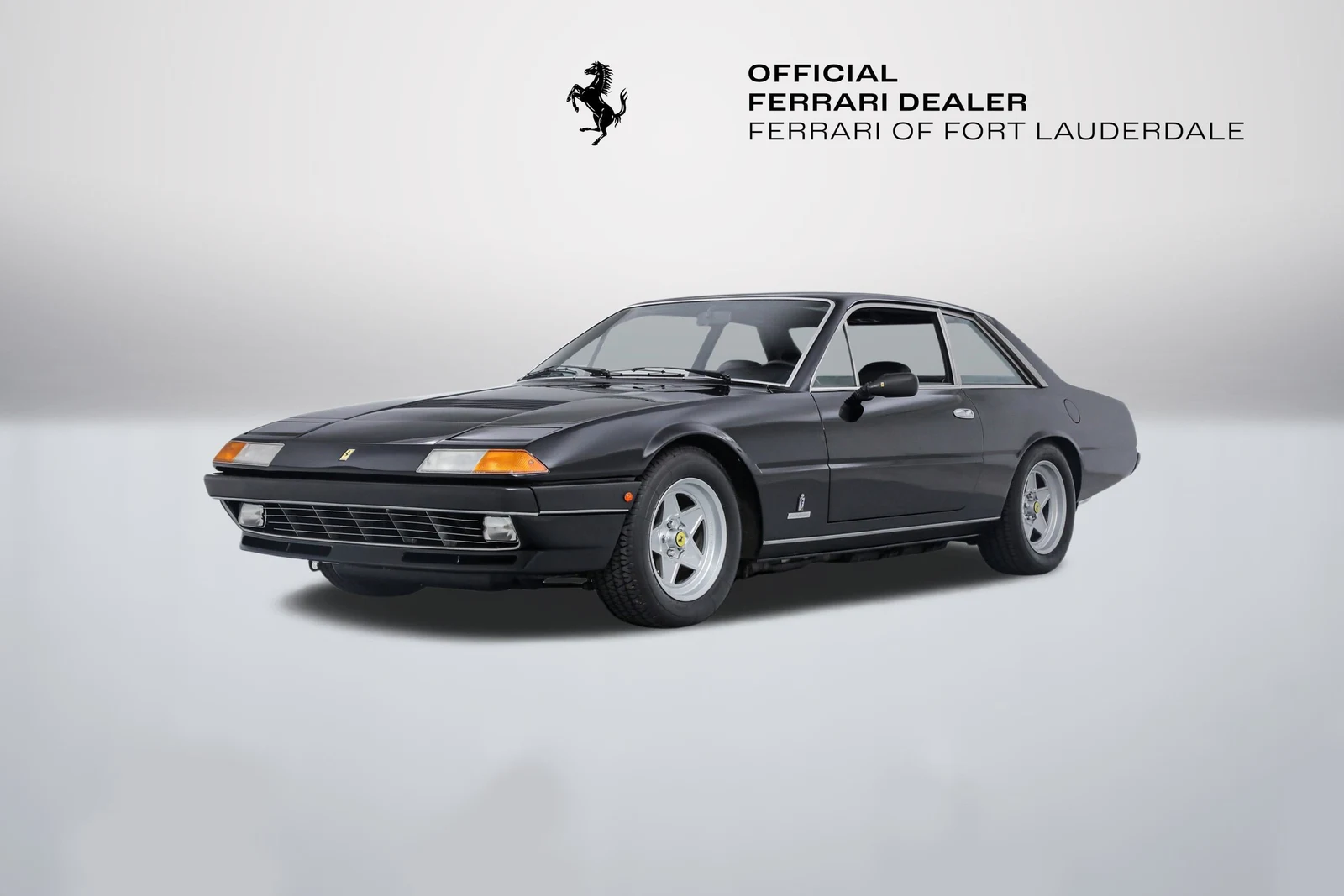 Nero Ferrari 400i in a front three-quarter view
