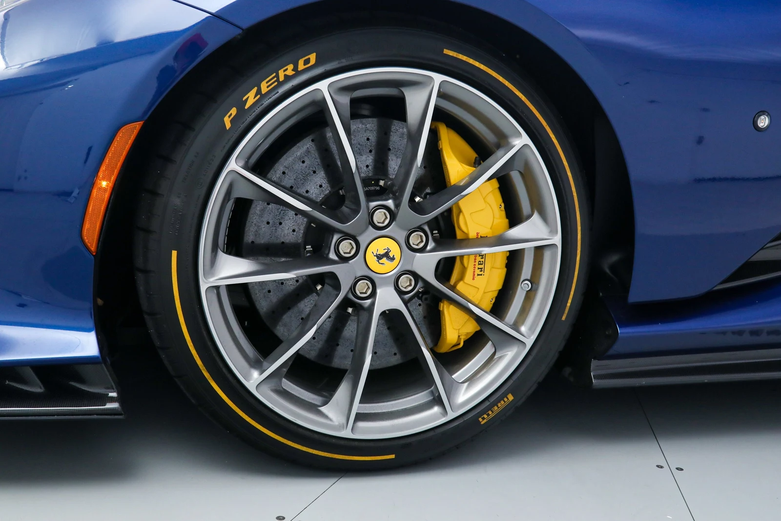 2022 Ferrari 812 Competizione, 18/20