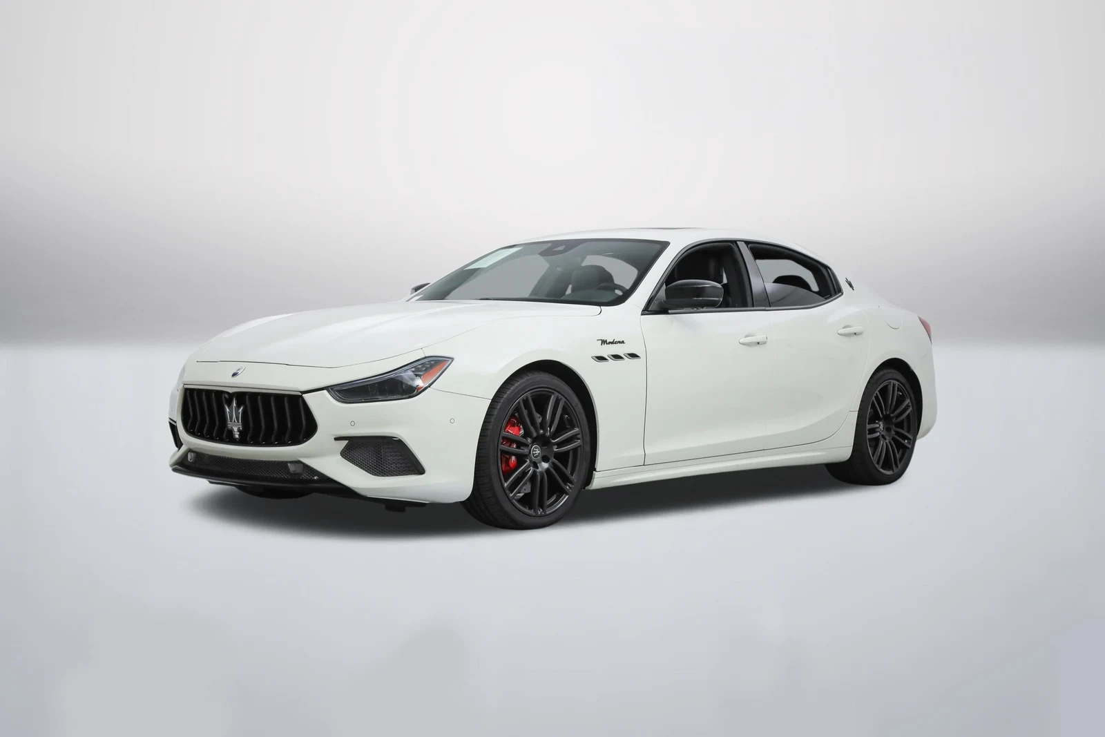 Bianco Maserati Ghibli Modena in a front three-quarter view