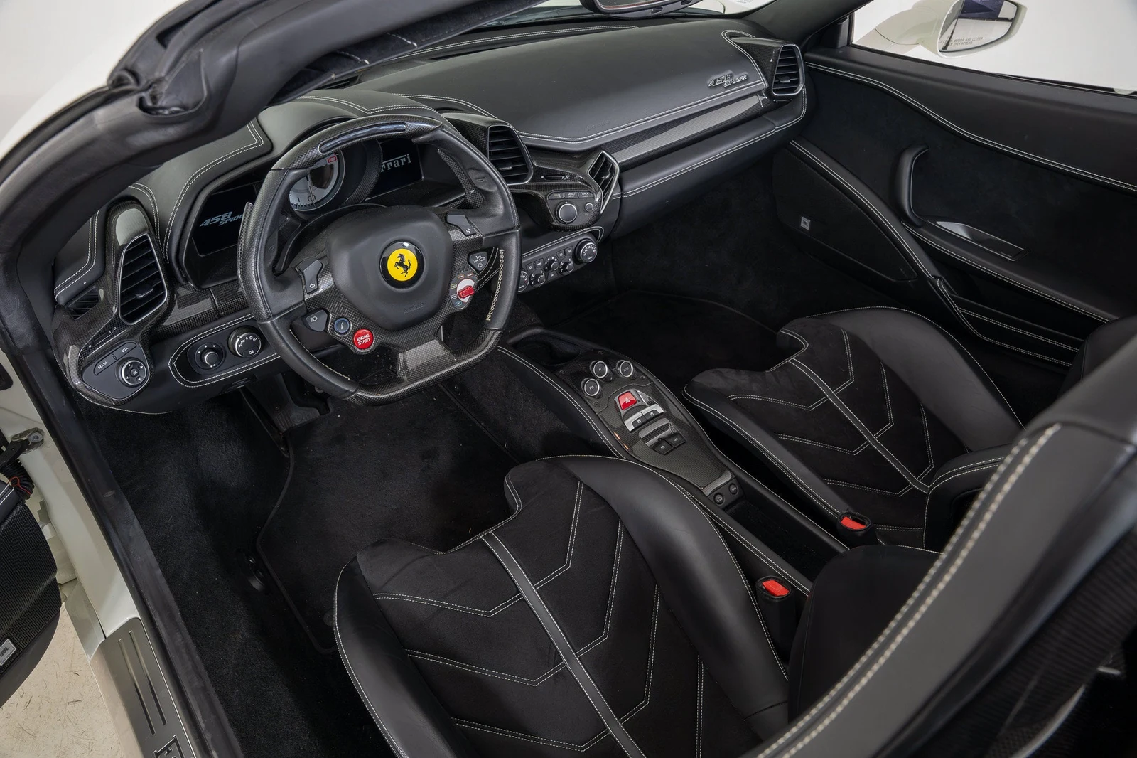 2014 Ferrari 458 Spider interior, Nero