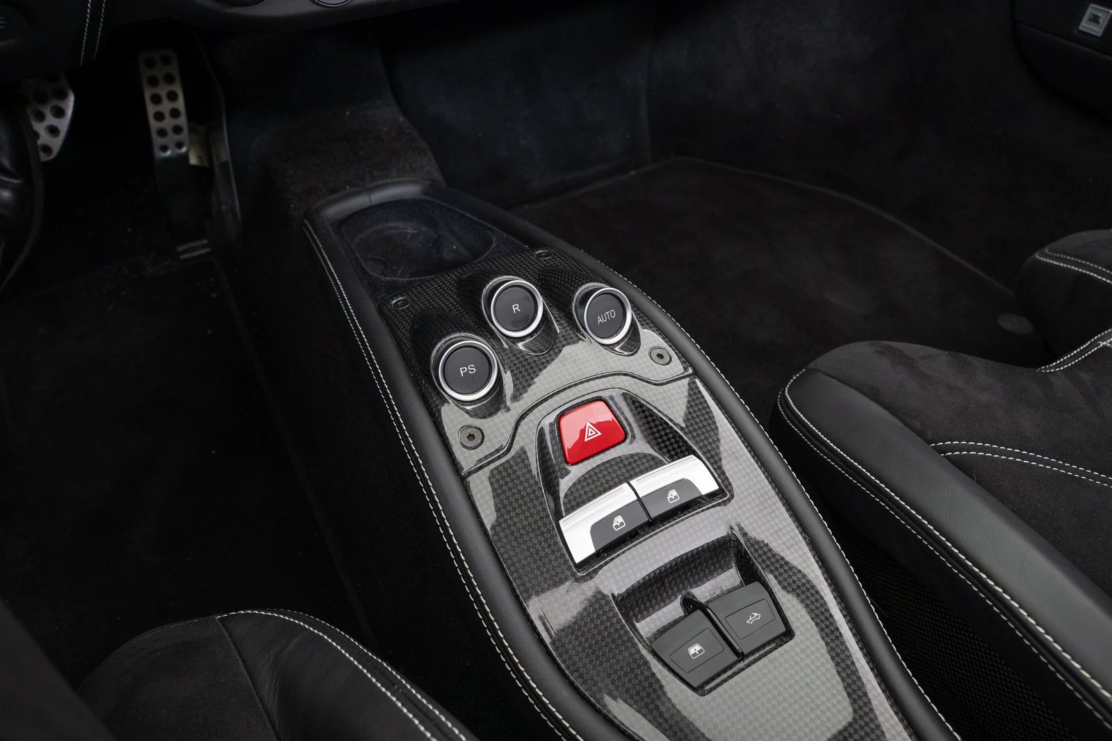 2014 Ferrari 458 Spider interior, center console, Nero