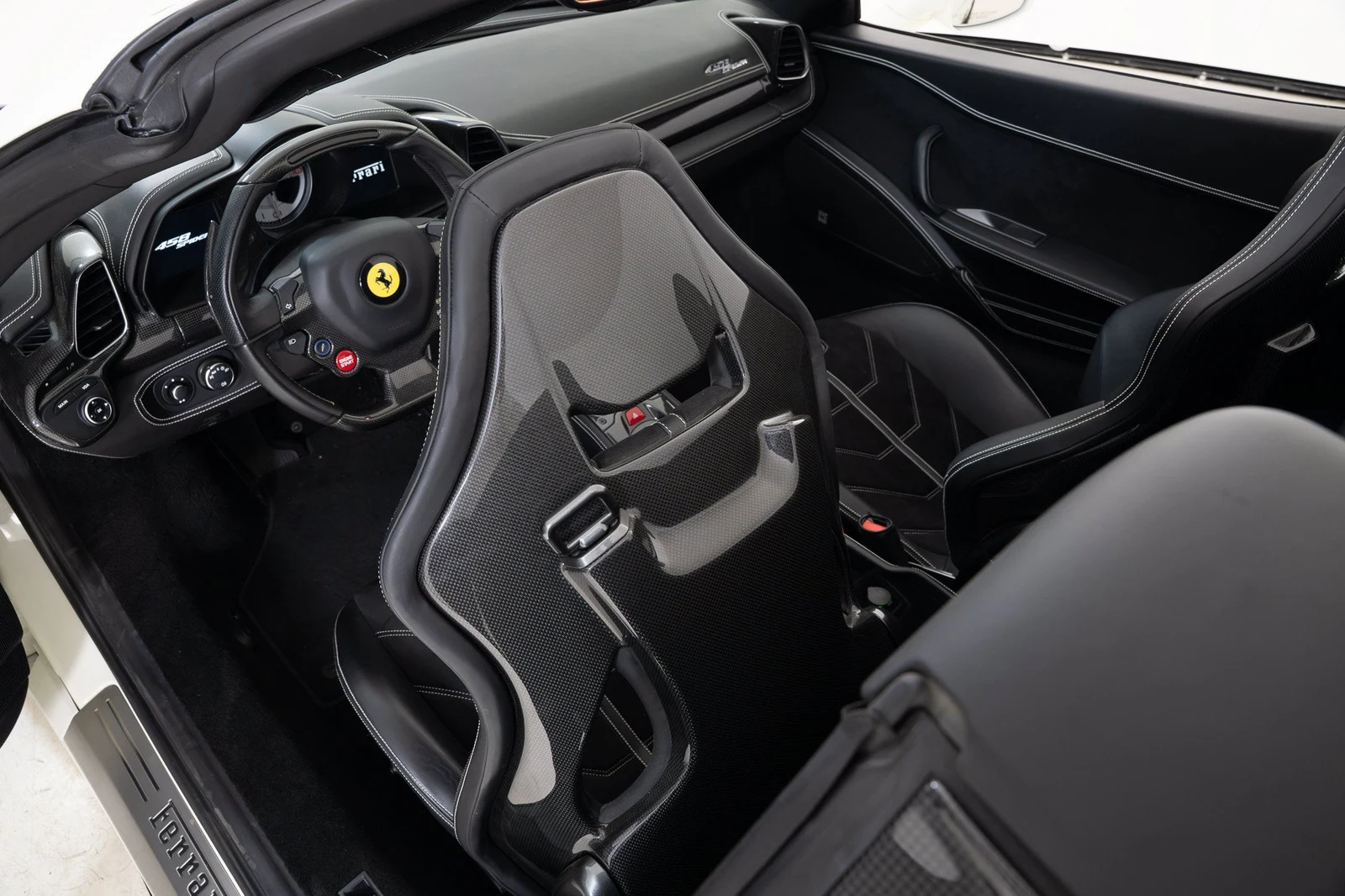 2014 Ferrari 458 Spider interior, Nero