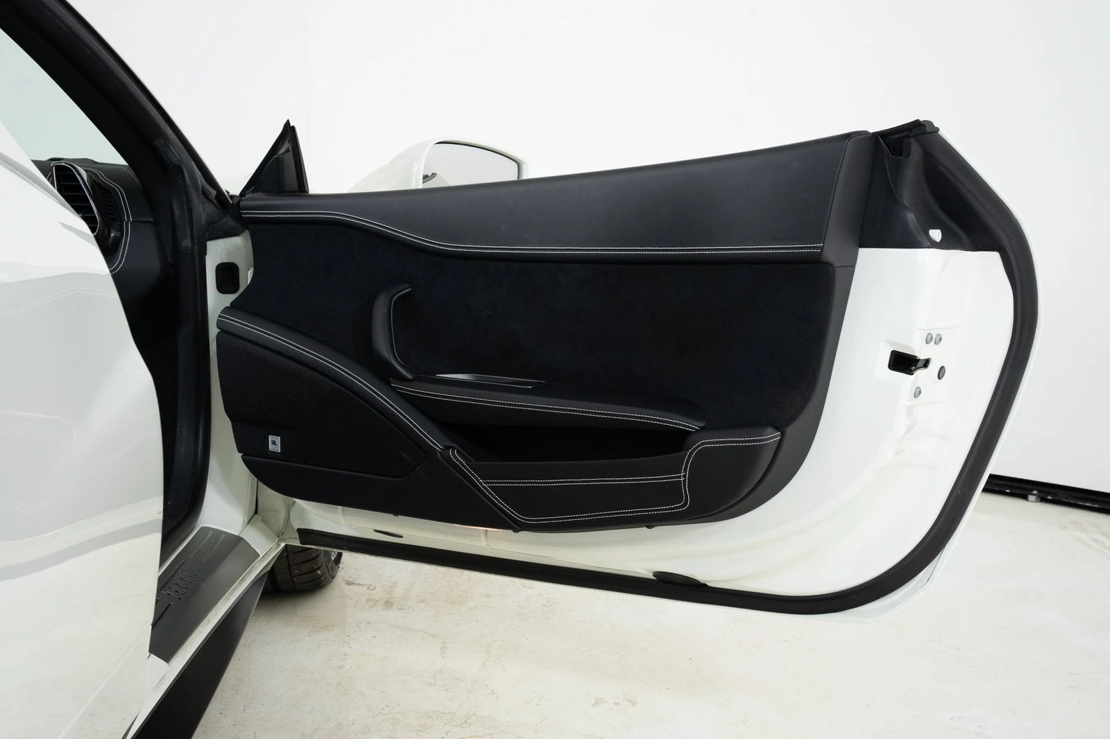 2014 Ferrari 458 Spider interior, door panel, Nero