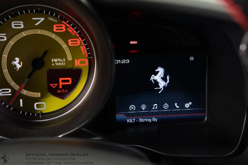 2020 Ferrari F8 Tributo interior, Nero