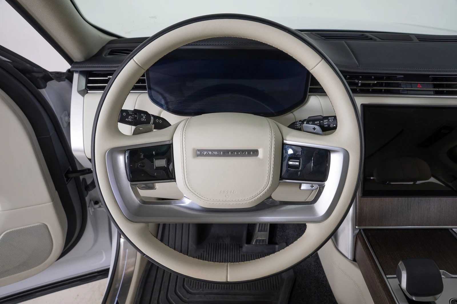 2024 Land Rover Range Rover P400 SE interior, Perlino