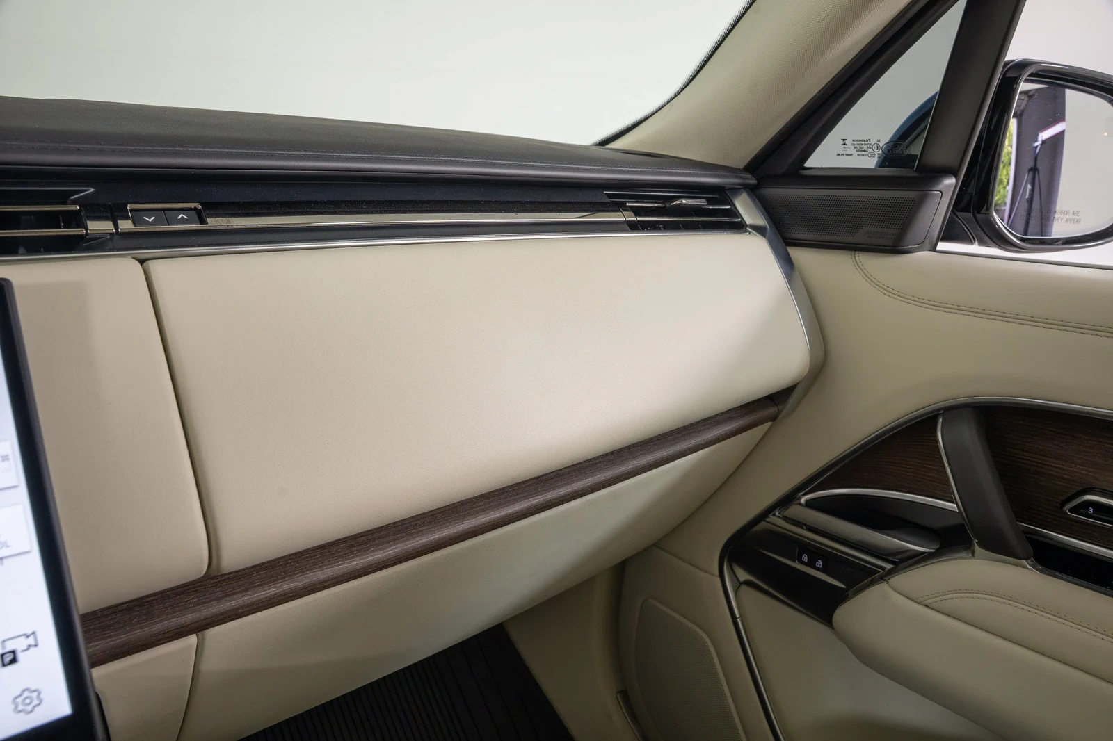 2024 Land Rover Range Rover P400 SE interior, door panel, Perlino