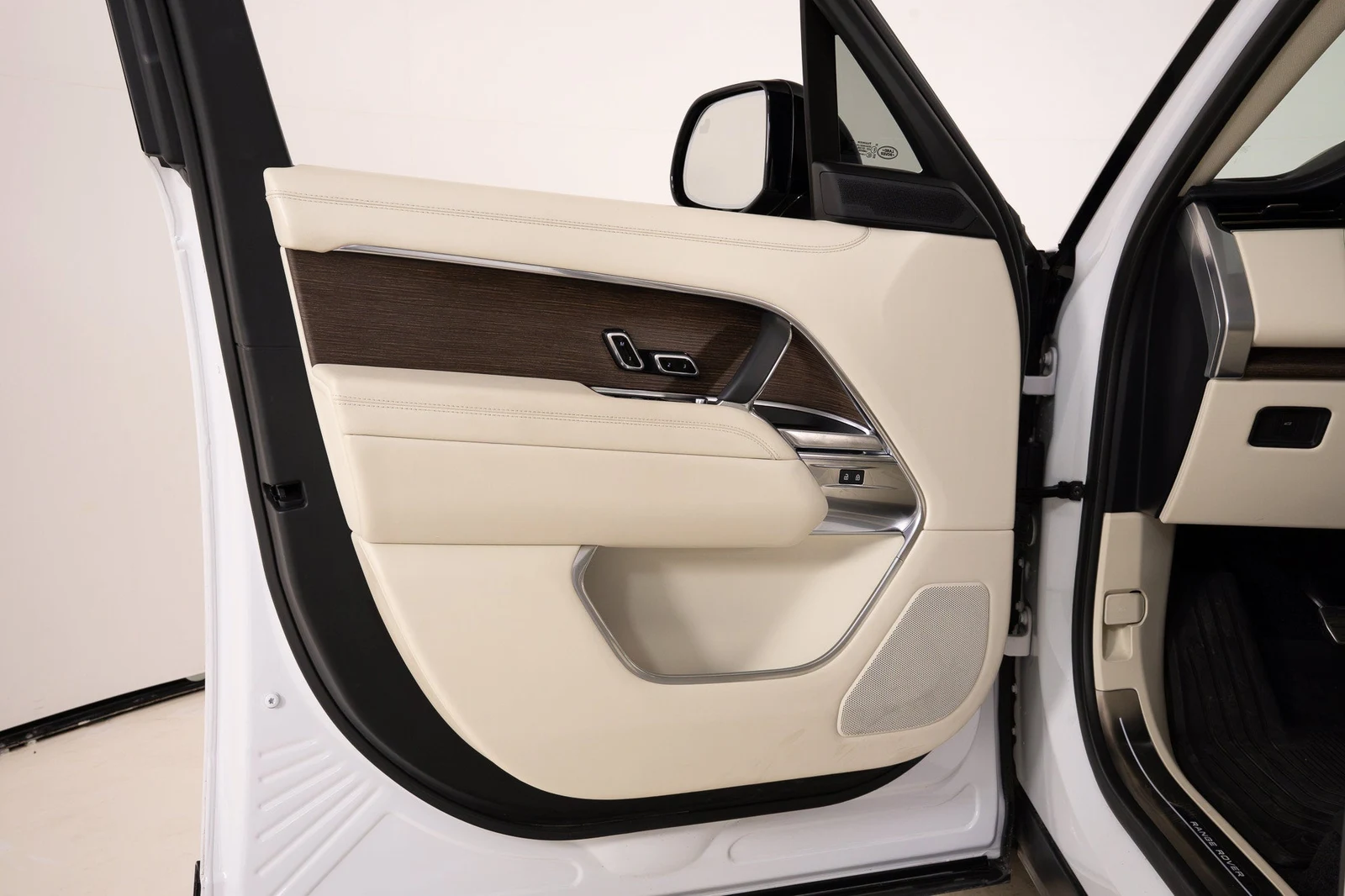 2024 Land Rover Range Rover P400 SE interior, door panel, Perlino
