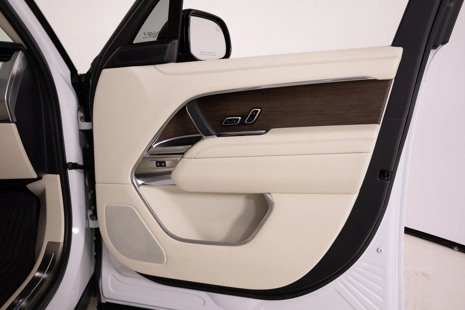 2024 Land Rover Range Rover P400 SE interior, door panel, Perlino