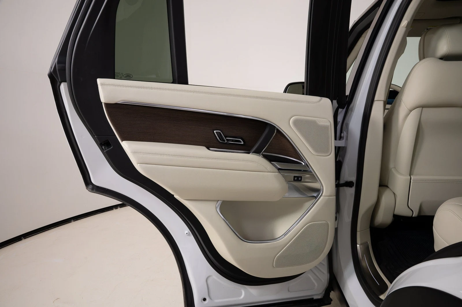 2024 Land Rover Range Rover P400 SE interior, door panel, Perlino