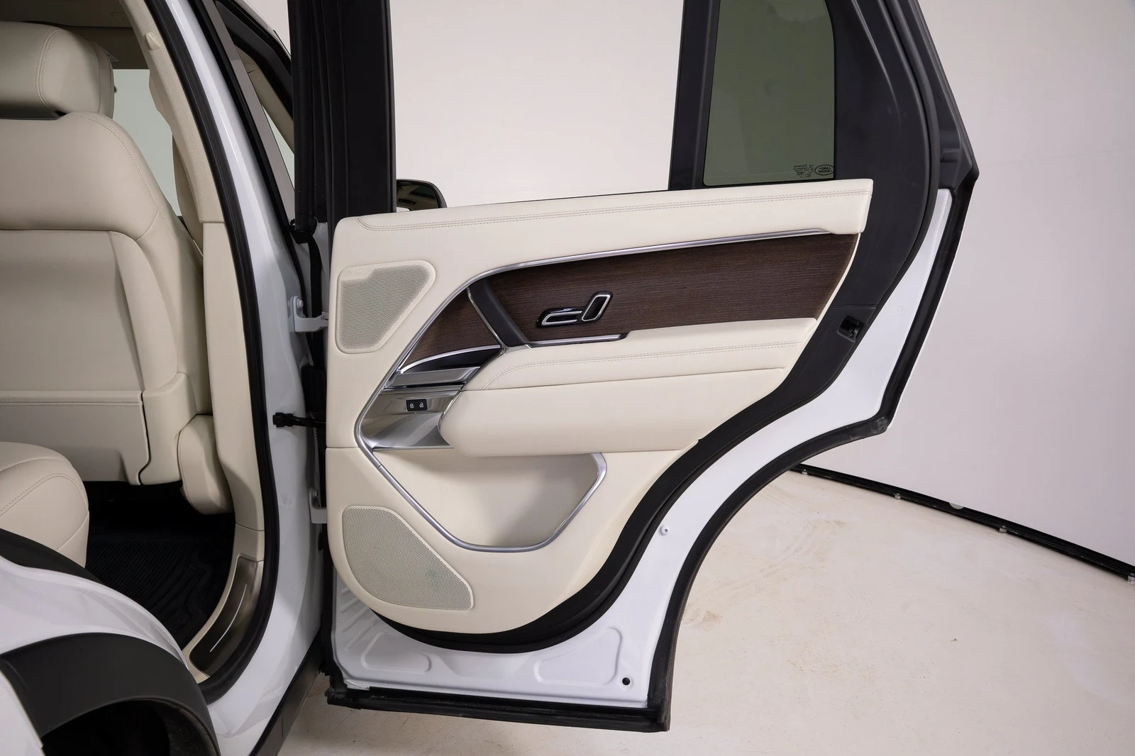 2024 Land Rover Range Rover P400 SE interior, door panel, Perlino