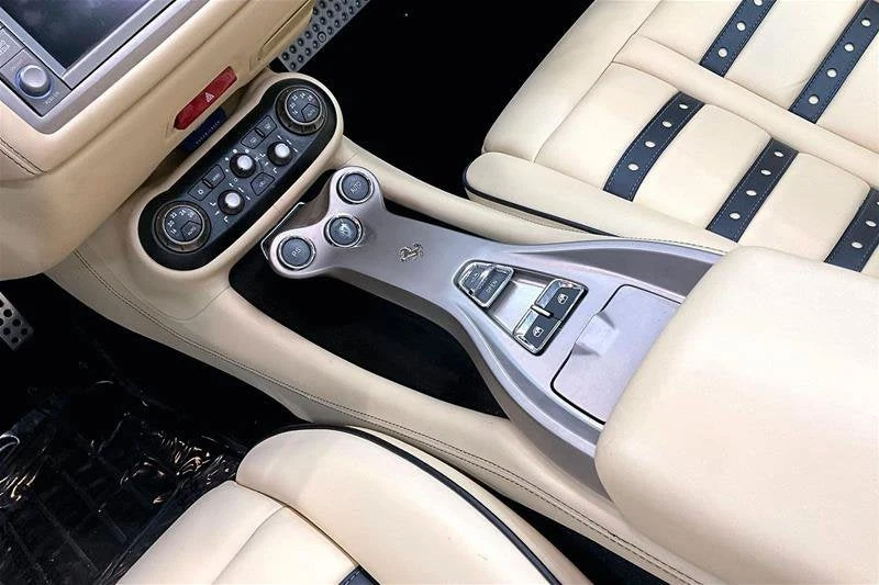 2010 Ferrari California, 9/15
