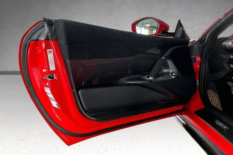 2022 Ferrari 812 Competizione, 16/20