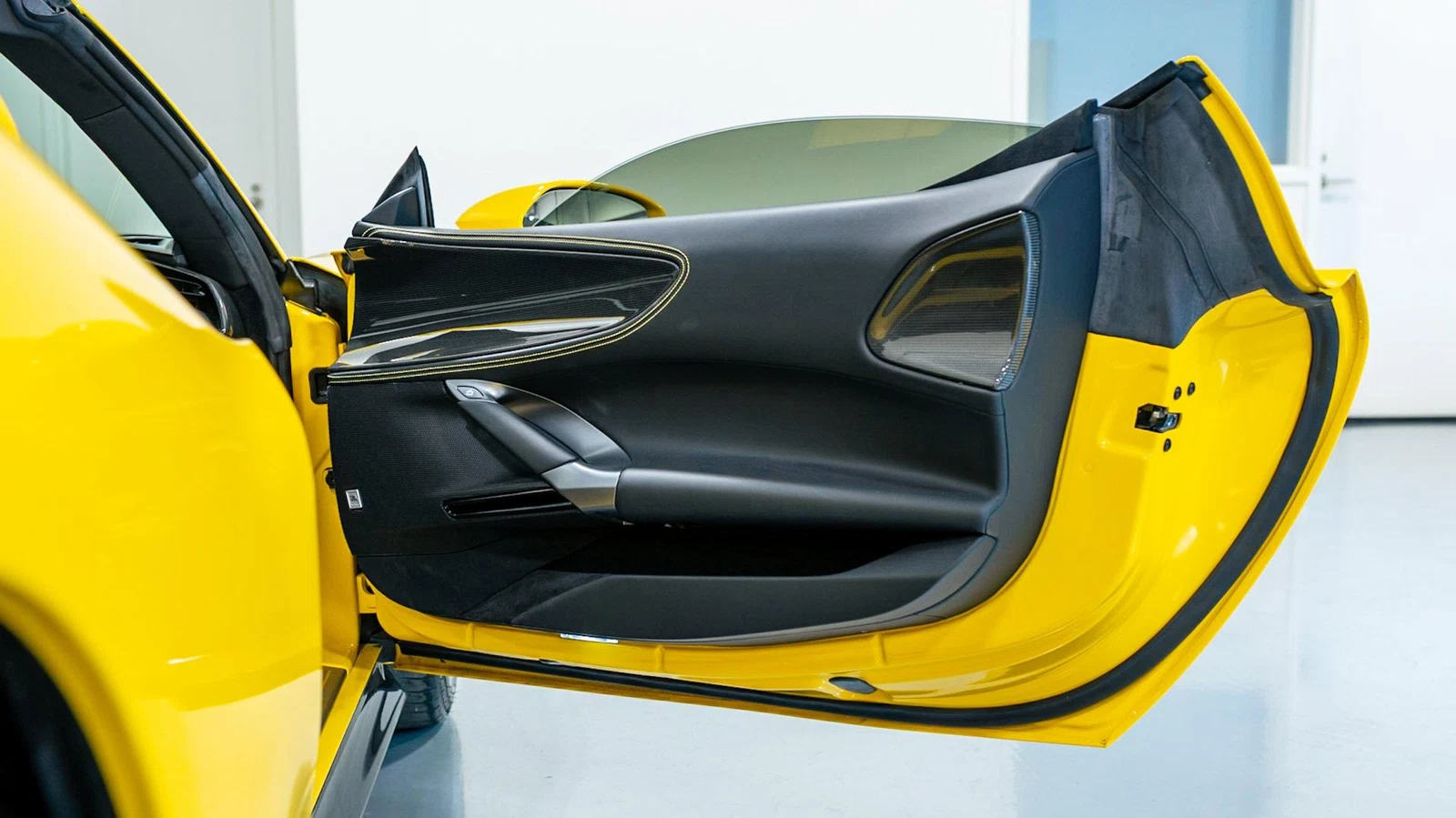 2023 Ferrari SF90 Spider, 12/16