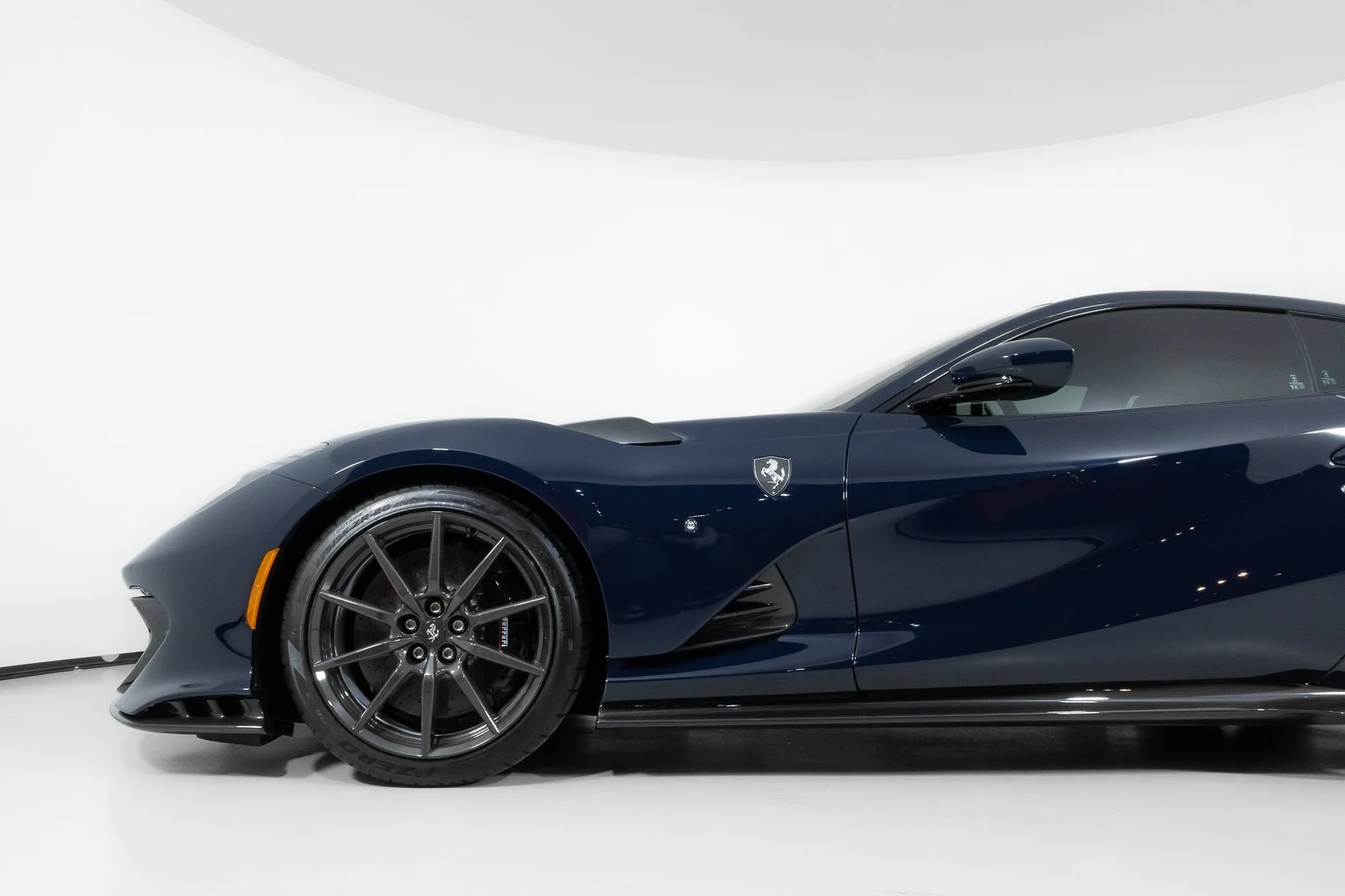 2022 Ferrari 812 Competizione, 9/30