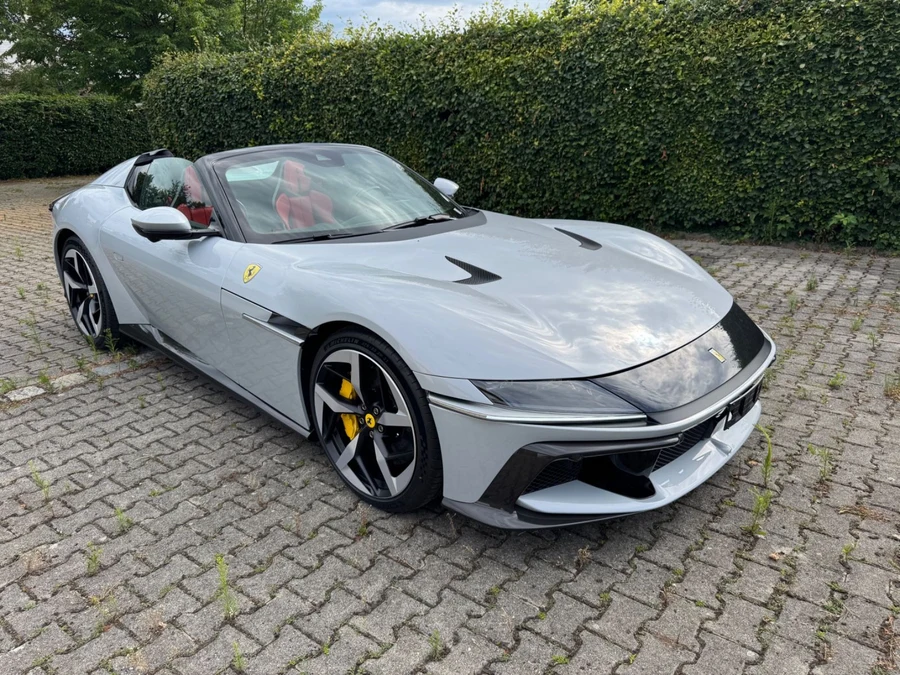 Ferrari 12Cilindri Spider, 2/10