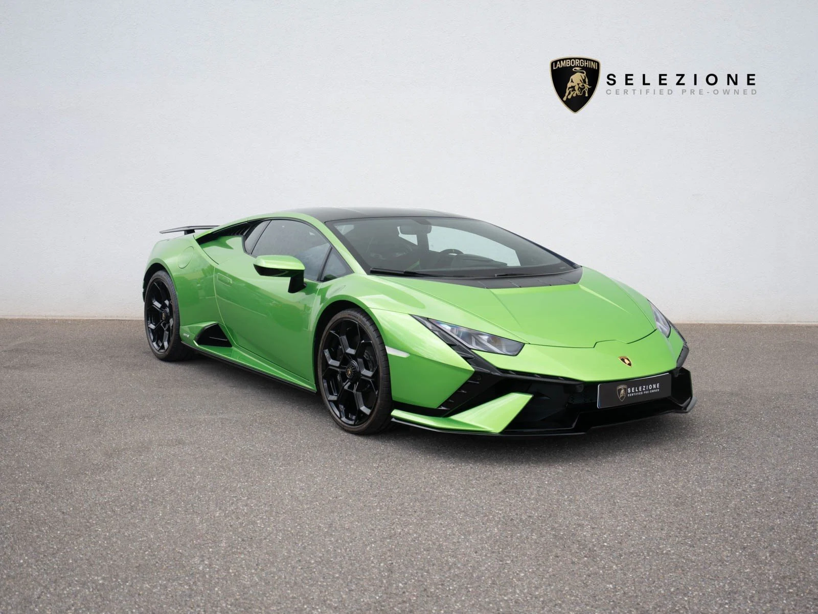 Lamborghini Huracán Tecnica, full-car front three-quarter view.
