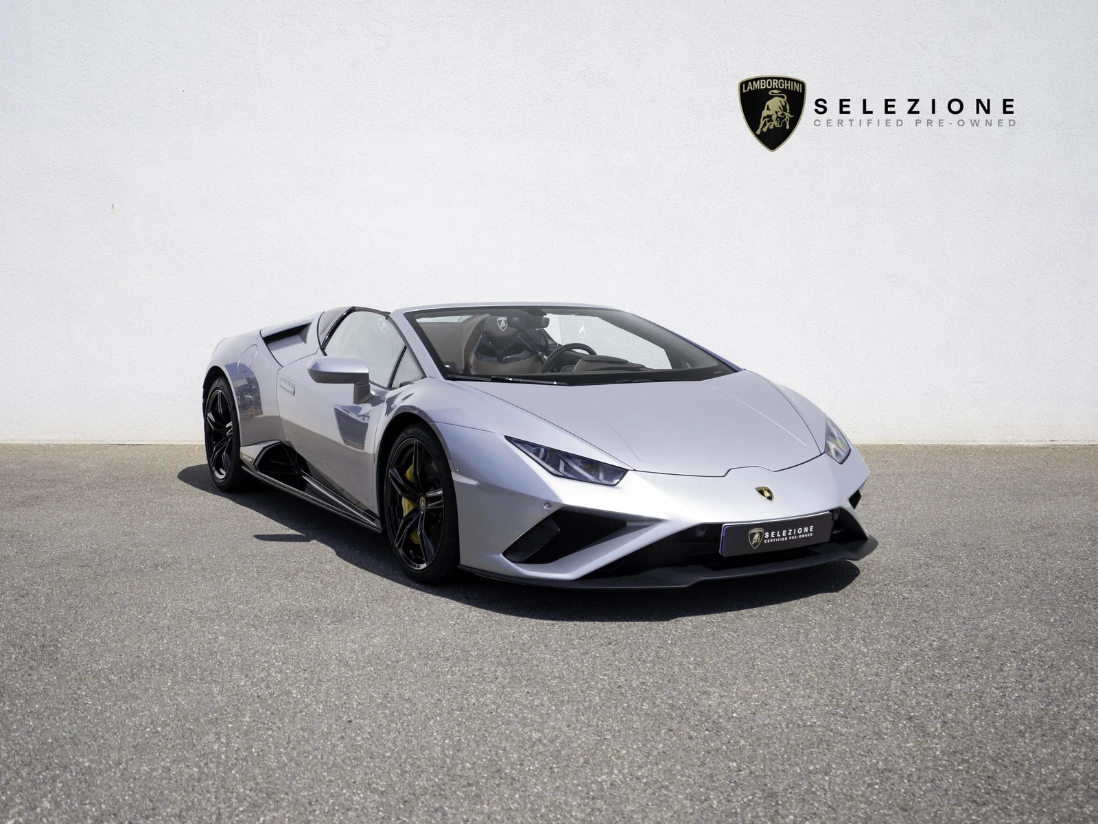 Lamborghini Huracán EVO RWD Spyder, full-car front three-quarter view.