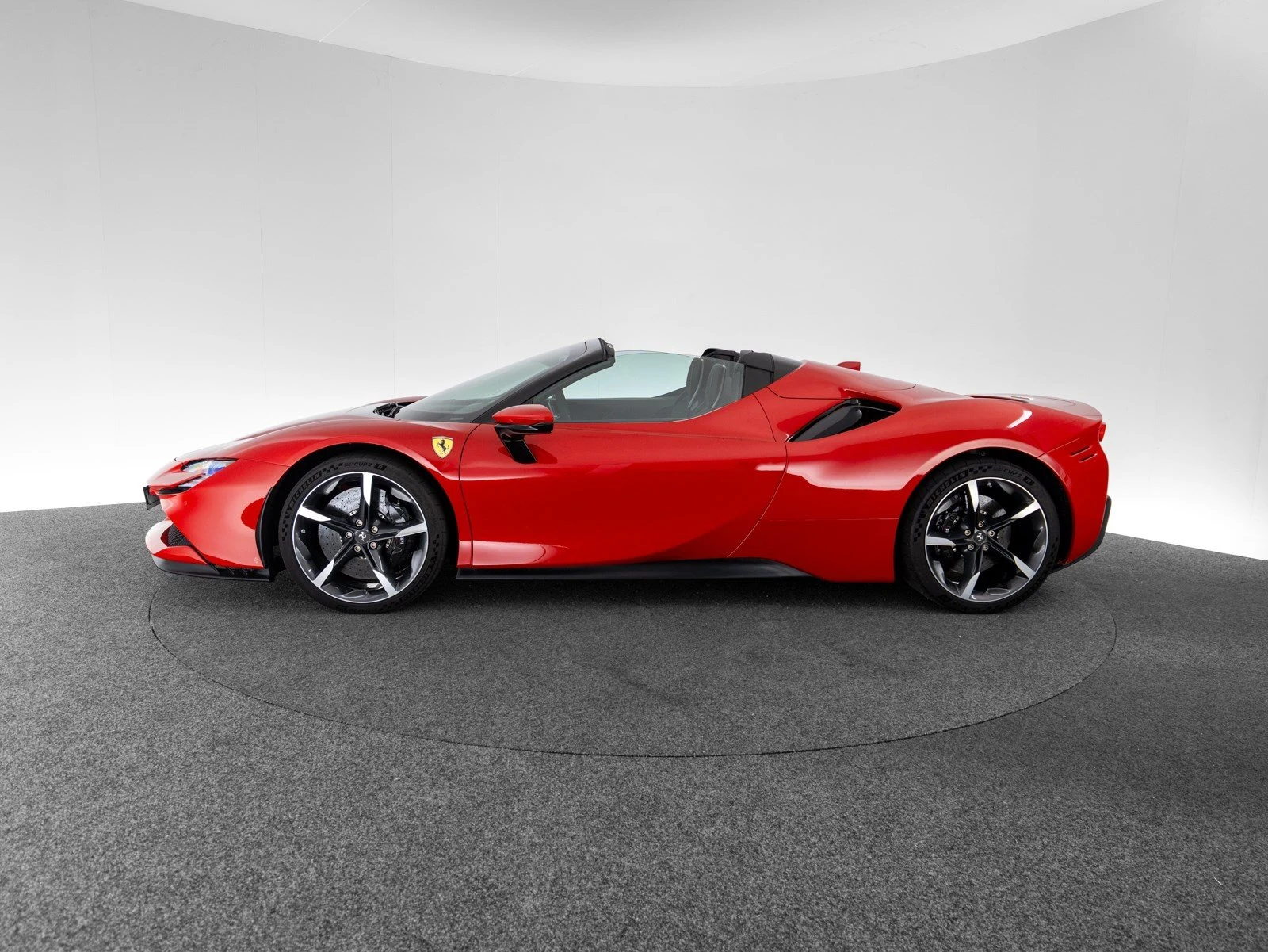 Ferrari SF90 Spider, 8/10