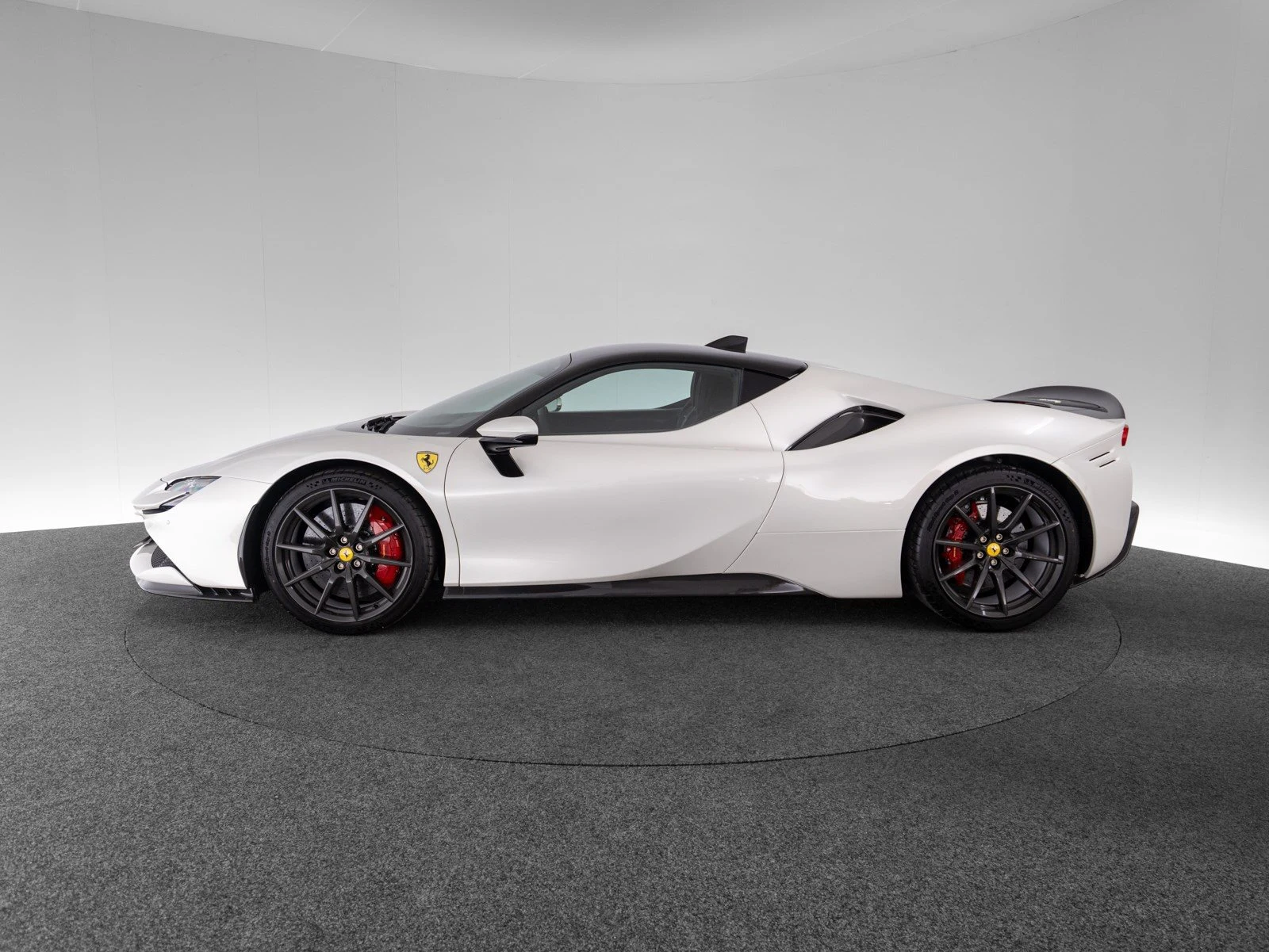 Ferrari SF90 Stradale Assetto Fiorano, 8/10