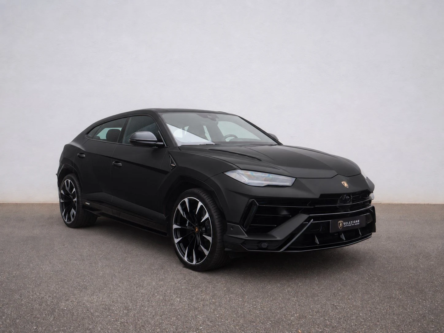 Lamborghini Urus S, full-car front three-quarter view.