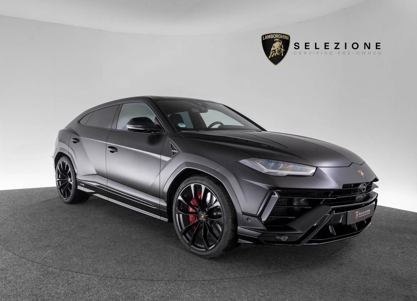 Lamborghini Urus S, full-car front three-quarter view.