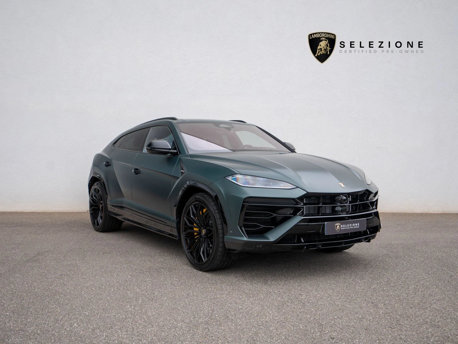 Lamborghini Urus SE, full-car front three-quarter view.