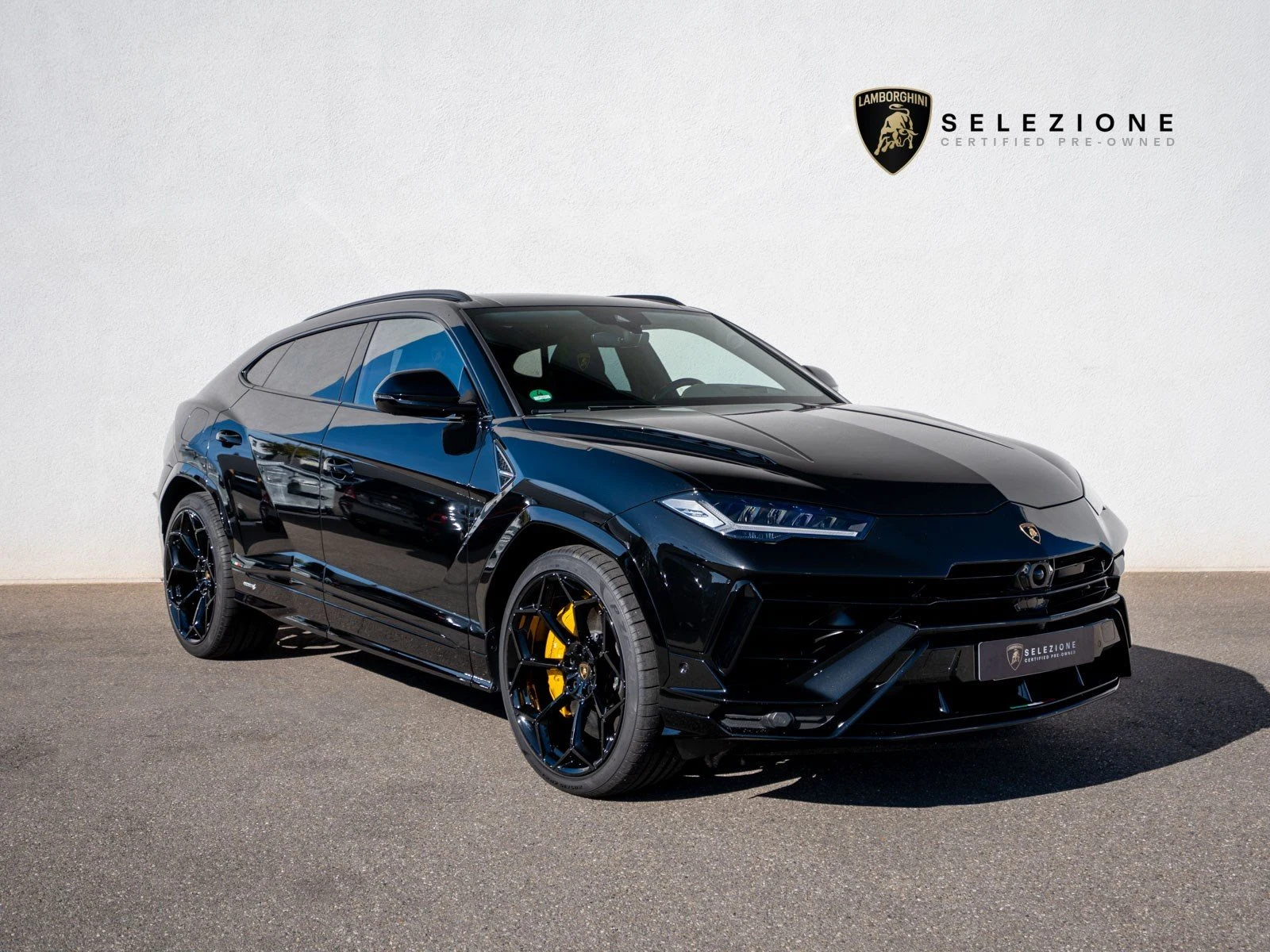Lamborghini Urus S, full-car front three-quarter view.