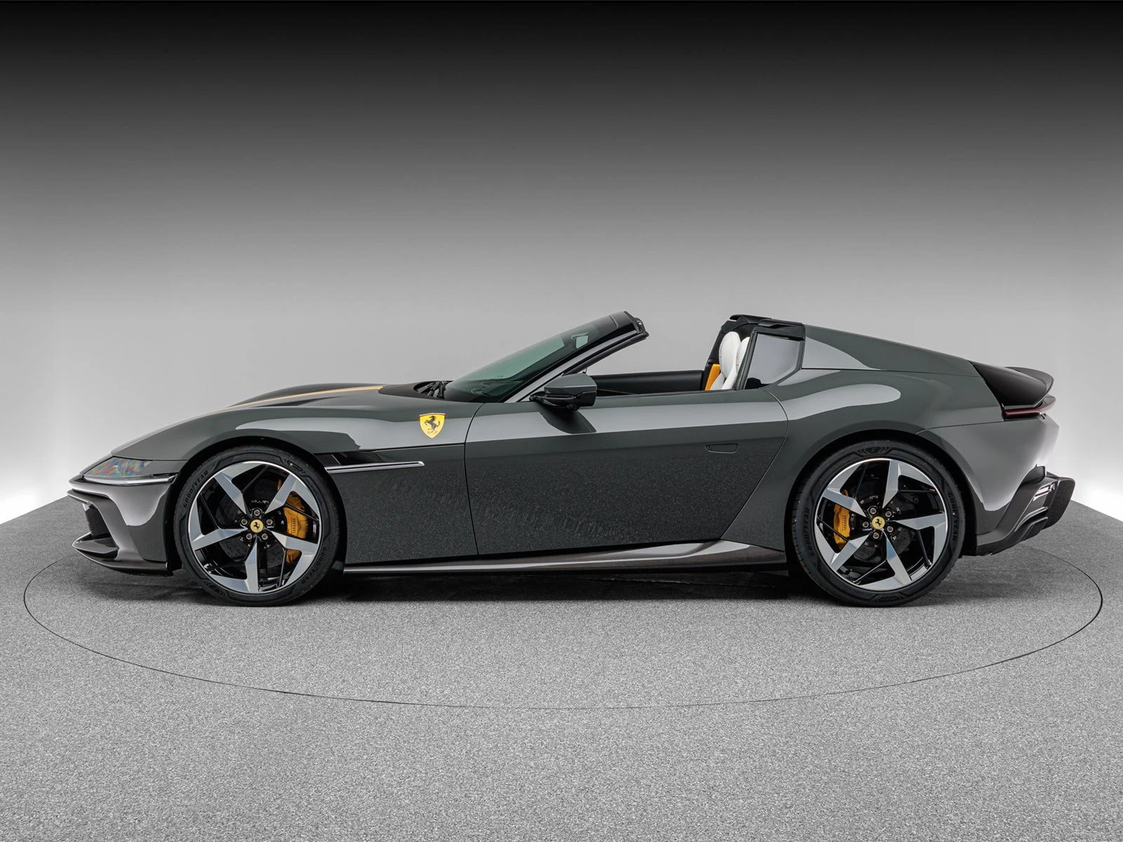 Ferrari 12Cilindri Spider, 2/10