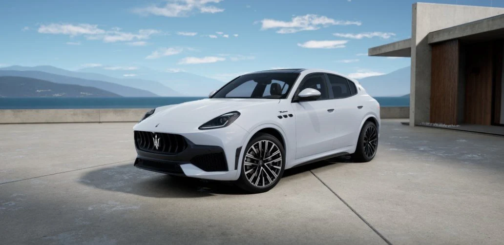 Maserati Grecale Modena, full-car front three-quarter view.