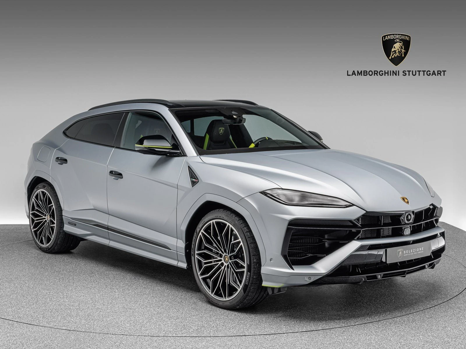 Lamborghini Urus SE, full-car front three-quarter view.