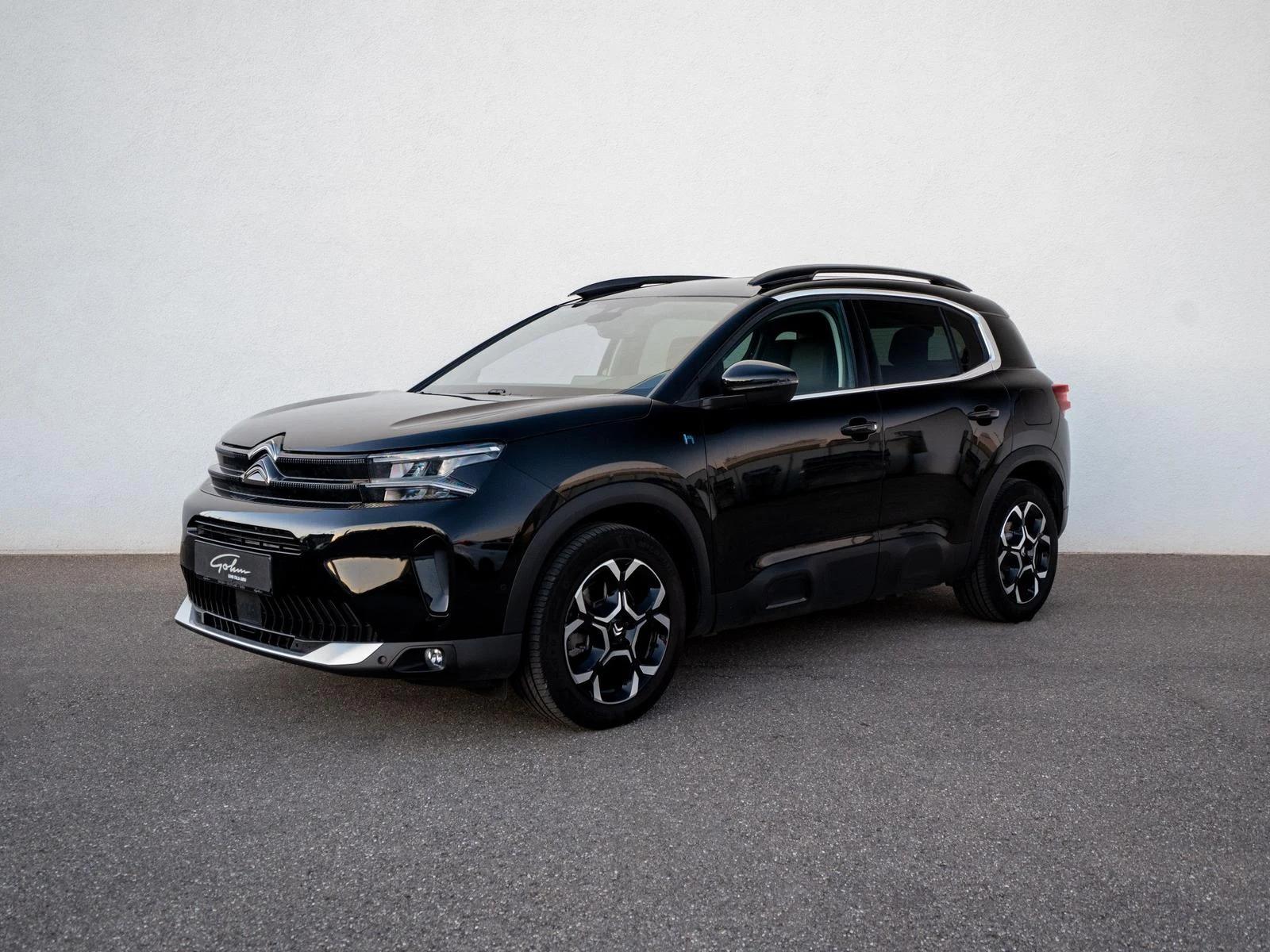 Citroën C5 Aircross Plug-in Hybrid 225 Max, full-car front three-quarter view.