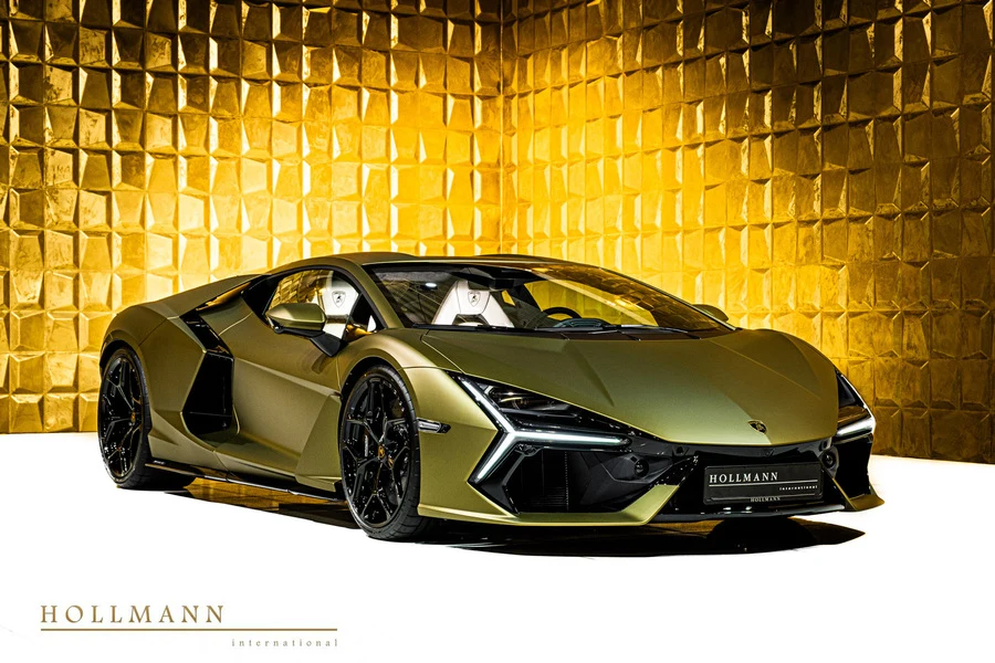 Lamborghini Revuelto, front three-quarter view.