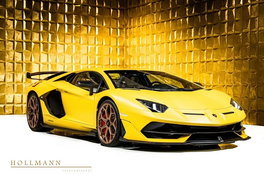 Lamborghini Aventador SVJ, front three-quarter view.
